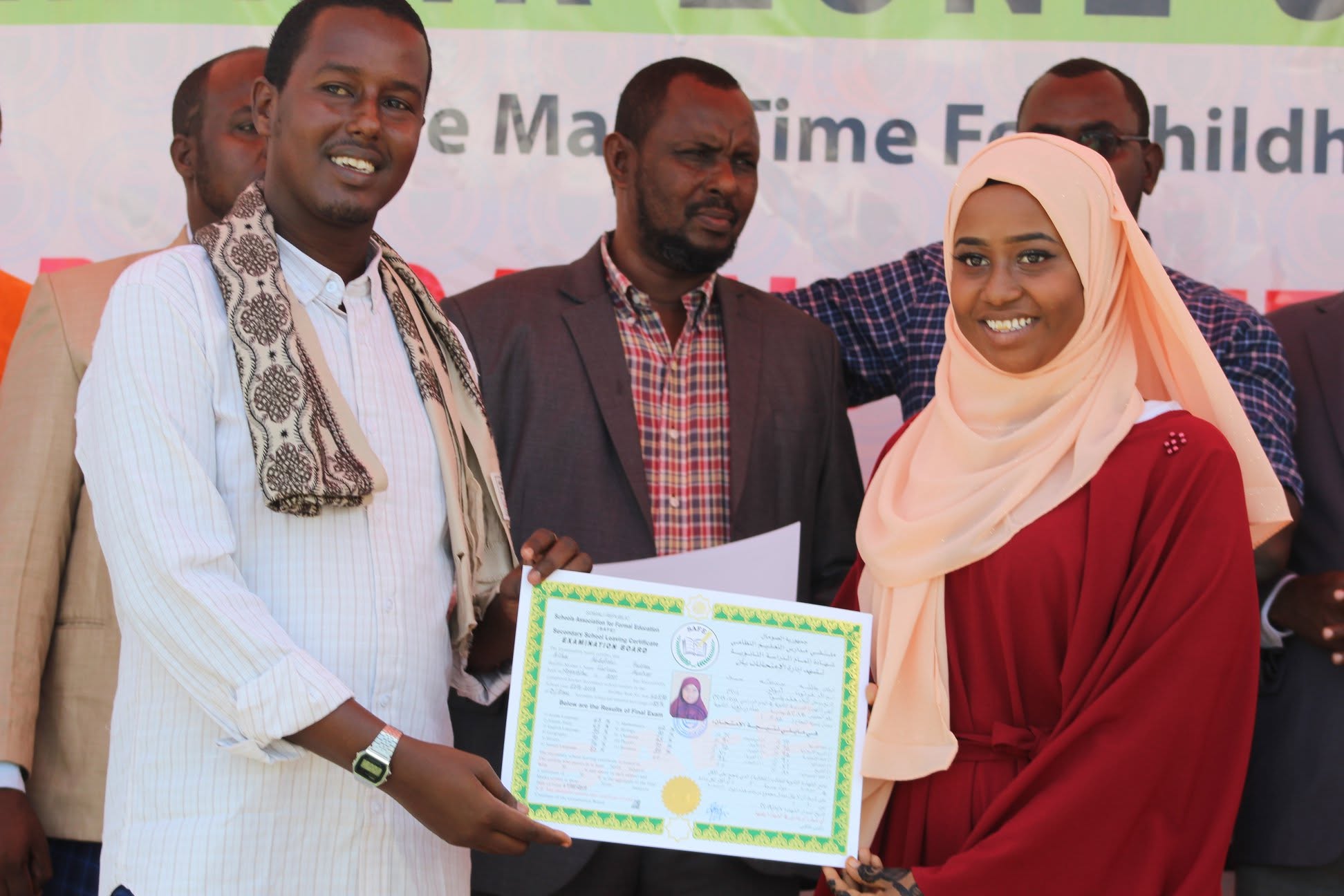 Banadir Zone School staff presenting an award
