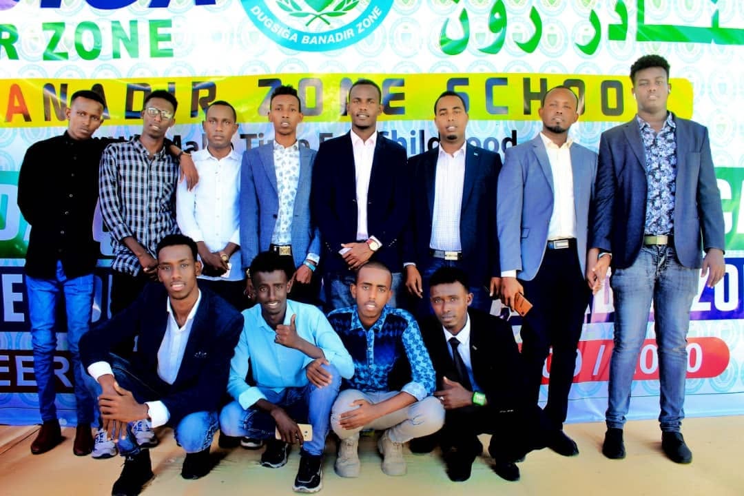 Banadir Zone School students and teachers